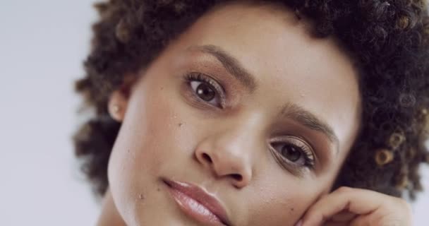Mujer Africana Belleza Tacto Facial Para Resplandor Natural Suave Cuidado — Vídeos de Stock