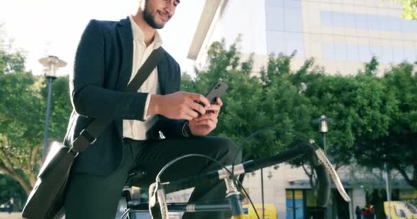Telefono Digitazione Bicicletta Felice Uomo Agente Della Città Consulente Sms — Video Stock