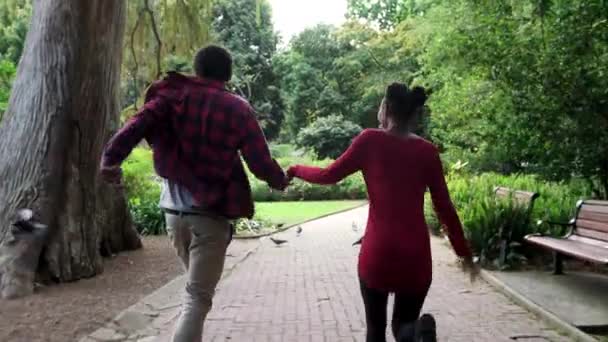 在公园里跑着 牵着手 爱着黑人夫妇 为了浪漫 约会和情人节 自然和支持 男人和女人一起在花园里玩耍 共度快乐 温馨和夏天 — 图库视频影像