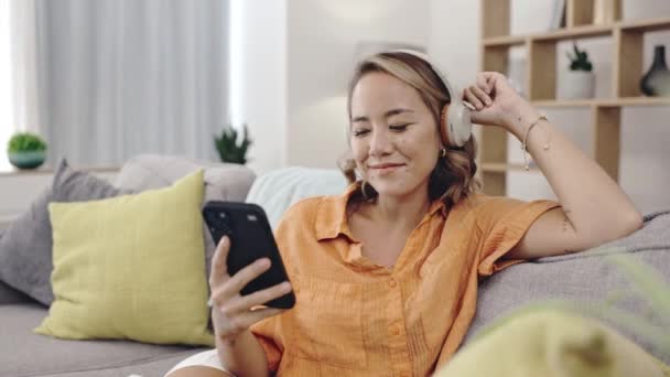 Social Media Enjoying Woman Music Phone Communication Podcast Chat Happy — Stock Video