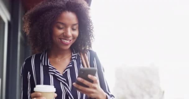 Spacerowanie Śmiech Telefon Biznesową Czarną Kobietą Mieście Ciągu Dnia Poranny — Wideo stockowe