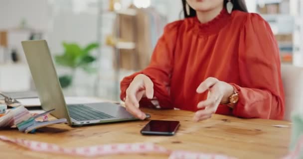 Телефонный Звонок Ноутбук Заказ Дизайнером Азиатской Женщины Работе Офисе Моды — стоковое видео