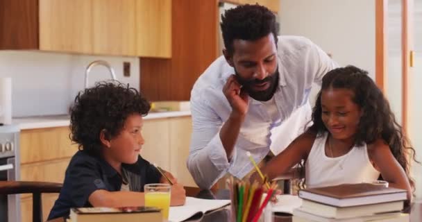 Familie Huiswerk Kinderen Met Vader Voor Hulp Bij Het Leren — Stockvideo