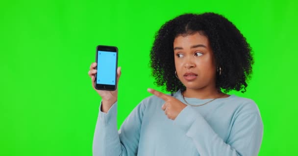 Mujer Teléfono Señalando Con Dedo Maqueta Pantalla Verde Para Una — Vídeos de Stock