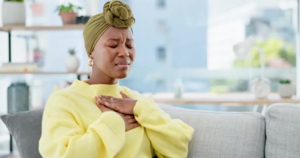 Black Woman Cough Sick Sofa Home Living Room Chest Pain — Stock Video