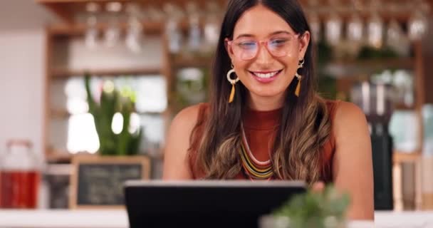 商界女性 在咖啡店 餐馆或咖啡店的视频通话 虚拟会议或网络研讨会上大笑或平板电脑 快乐或自由的技术企业家 在有趣的演示或计划中 — 图库视频影像