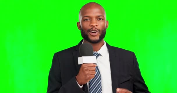Człowiek Mikrofon Prezenter Wiadomości Studiu Zielonym Ekranie Uśmiechem Skupieniem Słuchaniem — Wideo stockowe