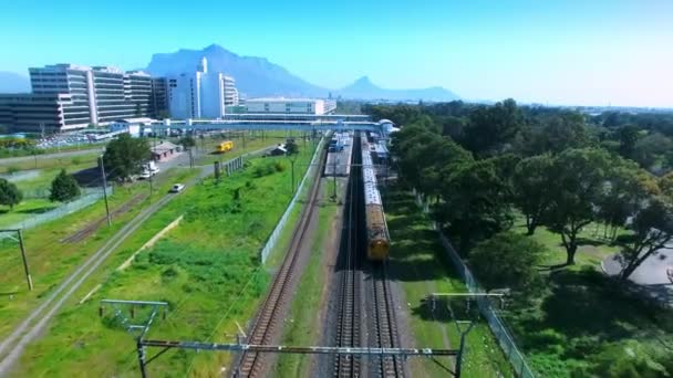 Industrie Drohne Und Reisen Mit Dem Zug Auf Der Schiene — Stockvideo