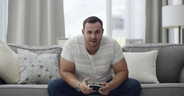 Uomo Controller Videogiochi Frustrato Sul Divano Gli Sport Con Errore — Video Stock