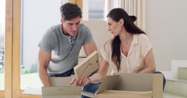 Glückliches Paar Kisten Und Auspacken Der Neuen Heimat Mit Lächeln — Stockvideo