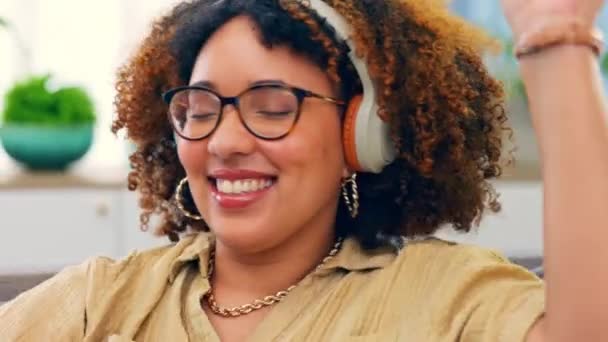 Música Danza Mujer Negra Sofá Con Auriculares Felices Sonríe Diviértete — Vídeos de Stock