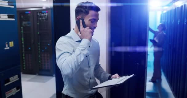 Ruang Server Telepon Genggam Dan Manusia Berbicara Dengan Laporan Sistem — Stok Video