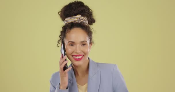 一个黑人女人在工作室里谈论绿色背景的电话 好消息和流言 与一位快乐的年轻女性聊天 交谈和微笑 接听她的手机 以便联系和交流 — 图库视频影像