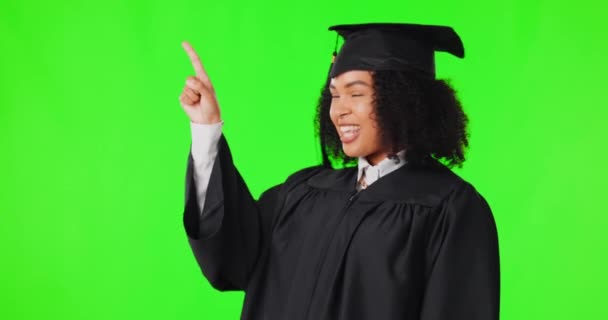 スタジオの背景情報に隔離された卒業生 緑の画面と女性のポインティング 顔とプレゼンテーション アフリカ人 大学生 奨学金機会 モックアップや発表を表示 — ストック動画