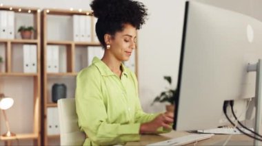 İnternet sitesi araştırmaları, online bilgisayar planlama ve strateji fikirleri için geceleri bilgisayarda düşünen mutlu bir iş kadını. Kadın ofis çalışanı, masaüstü teknolojisi ve geç saatlere kadar çalışırken gülümseme..