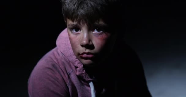 Abuso Infantil Violencia Doméstica Retrato Niño Triste Sentado Cuarto Oscuro — Vídeo de stock