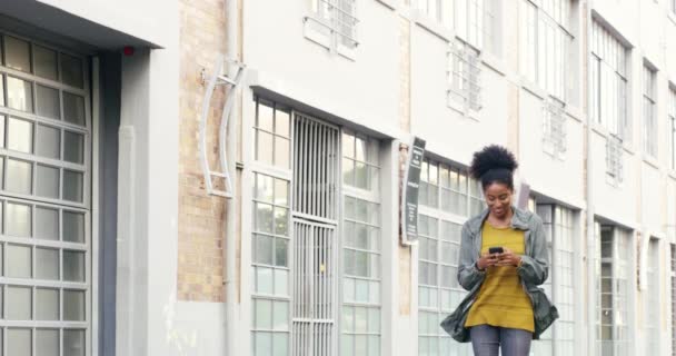 Celular Caminhando Mulher Digitando Cidade Mídia Social Mensagens Texto Livre — Vídeo de Stock