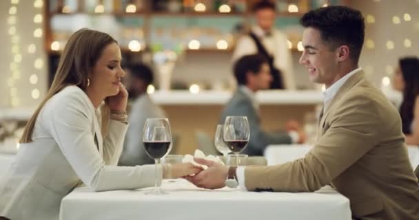 Любов Тримаючись Руки Або Пару Ресторані Святкуванні Щасливої Річниці Шлюбу — стокове відео