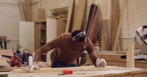 Carpintería Diseño Hombre Que Marca Una Medida Una Plancha Una — Vídeos de Stock