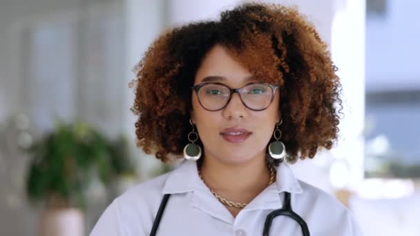Zwarte Vrouw Dokter Portret Glimlach Gezondheidszorg Voor Vriendelijke Medische Zorg — Stockvideo