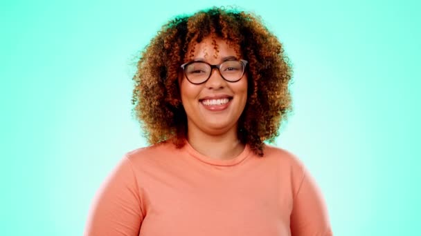一个黑人女人在工作室的蓝色背景上拍手拍手 快乐和形象 微笑和一个非洲女孩笑一个喜剧笑话 兴奋和庆祝的背景 — 图库视频影像