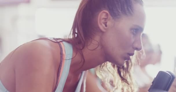 Cansado Ciclismo Cara Mujer Gimnasio Para Entrenamiento Fitness Pérdida Peso — Vídeos de Stock
