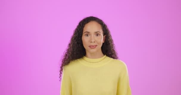 Обличчя Сюрприз Жінка Шоком Щасливі Вау Леді Фіолетовому Студійному Тлі — стокове відео