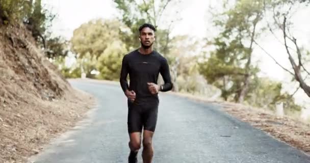 户外运动 新鲜空气和健康的生活方式 以保持平衡 男子赛跑选手 男子或运动员的马拉松赛 有氧运动或放松练习 — 图库视频影像
