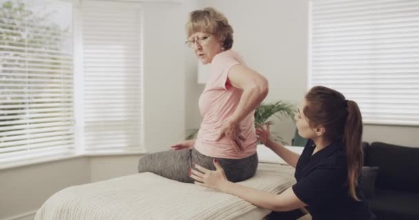 Mulher Idosa Fisioterapeuta Massagem Para Dor Nas Costas Reabilitação Fisioterapia — Vídeo de Stock