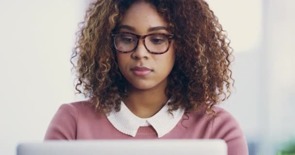 集中力 仕事と読書とオフィスでラップトップを持つ眼鏡 思考やビジネスの女性 電子メール ウェブ管理 オンラインプロジェクトの仕事のためのインターネットと技術を持つアフリカの女性労働者 — ストック動画