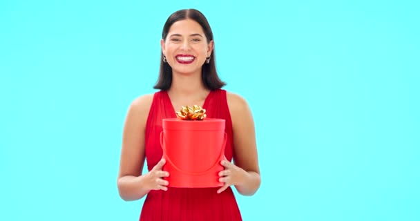Opgewonden Vrouw Gezicht Geschenkdoos Studio Geluk Geven Door Blauwe Achtergrond — Stockvideo
