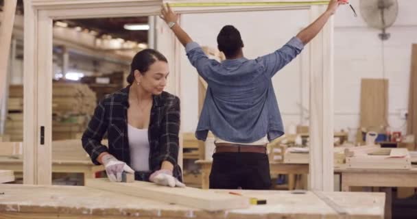 Столяр Команда Работа Деревом Мастерской Производства Проектирования Процесса Мужчина Женщина — стоковое видео