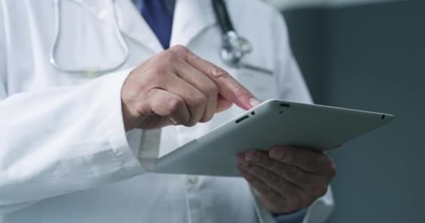 Αντρικά Χέρια Γιατρός Και Tablet Ψηφιακή Έρευνα Και Δεδομένα Νοσοκομείο — Αρχείο Βίντεο