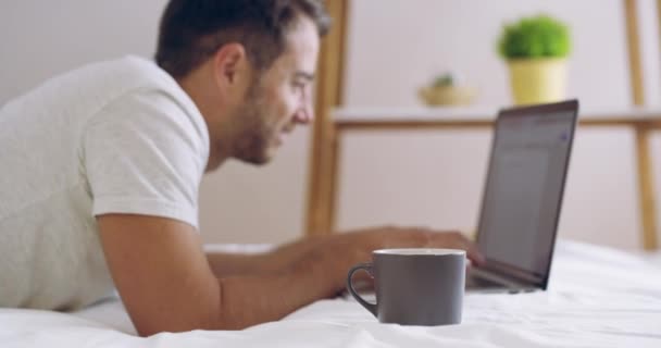 男人与笔记本电脑 咖啡和打字与连接 搜索互联网和网站信息 — 图库视频影像