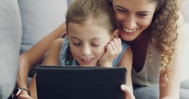 Tablet Μητέρα Και Παιδί Streaming Αστείες Ταινίες Απευθείας Σύνδεση Internet — Αρχείο Βίντεο