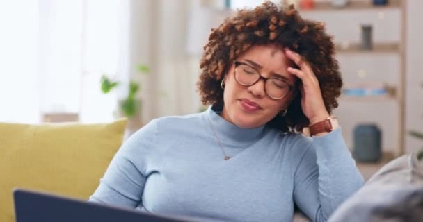 Ból Głowy Kobieta Ból Domu Spowodowany Stresem Problemami Zdrowiem Psychicznym — Wideo stockowe