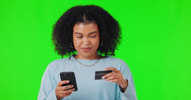 支払いやフィンテックのための緑の画面上のクレジットカードでオンラインショッピング 電話や女性 Eコマース インターネットバンキング スタジオでの金融取引のためのスマートフォン上の幸せな女性 — ストック動画