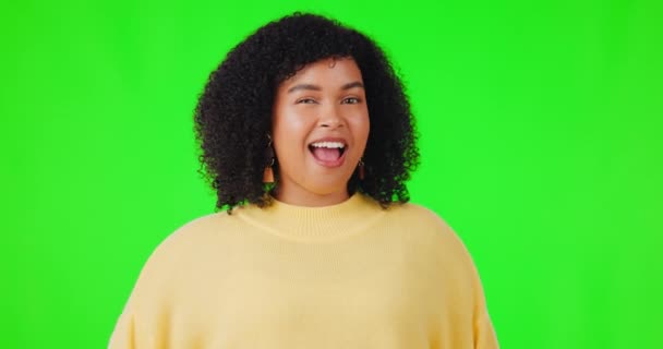 Mujer Retrato Cara Guiño Una Pantalla Verde Con Una Sonrisa — Vídeos de Stock