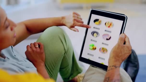 Handen Tablet Online Winkelen Voor Paar Eten Bank Woonkamer Denken — Stockvideo