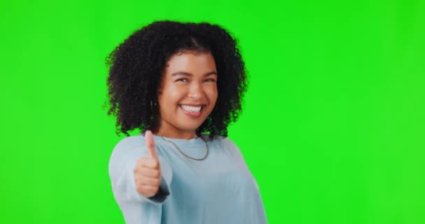 谢谢你 把大拇指女性的肖像放在绿色屏幕上 以获得反馈 成功或获胜者 评论或模仿 以及用情感之手激励或支持的女性对照色键 — 图库视频影像