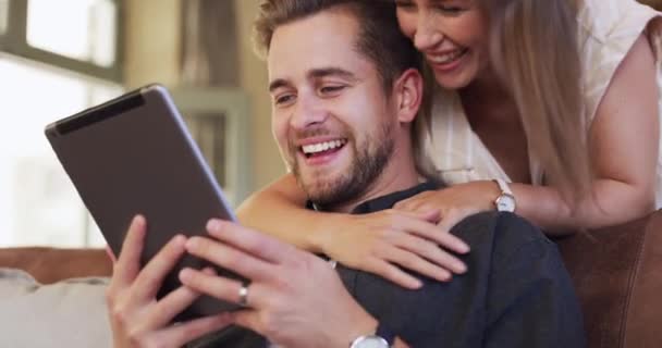 Liefde Knuffel Gelukkig Stel Bank Met Tablet Zoeken Internet Social — Stockvideo