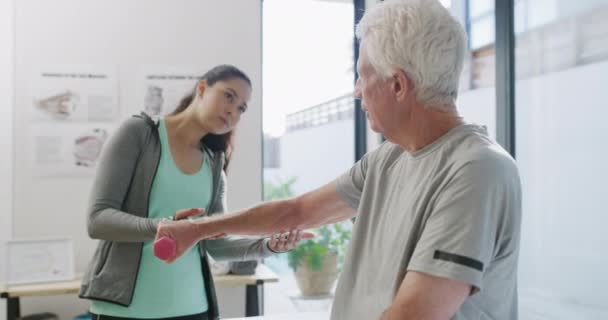Ayuda Mancuerna Fisioterapia Con Anciano Anciana Oficina Para Consulta Bienestar — Vídeos de Stock