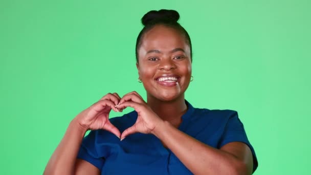Чорна Жінка Серцевими Руками Ізольована Студійному Фоні Або Зеленому Екрані — стокове відео