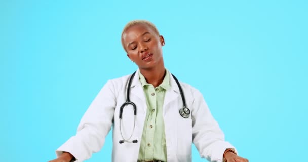 Siyahi Kadın Doktor Boyun Ağrısı Stres Endişe Soluk Soluğa Kalma — Stok video