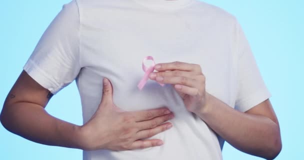 Розовая Лента Рак Молочной Железы Врач Мужчиной Студии Синем Фоне — стоковое видео