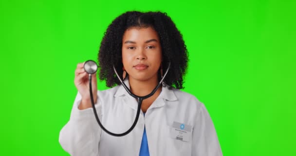 Médico Rostro Mujer Con Estetoscopio Pantalla Verde Para Atención Médica — Vídeo de stock