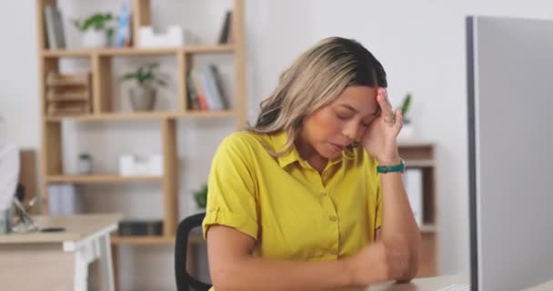 不安の頭痛やストレス オフィスのデスクでコンピュータ上の精神的な健康や燃え尽き 職場でのストレス 不安の女性従業員が悪い頭の痛み 痛みや緊張に苦しんでいる — ストック動画
