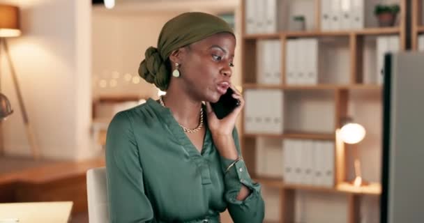 国際通信 グローバルクライアントやオフィスの議論で電話 夜と黒の女性 アフリカの仮想アシスタントやナイジェリアのビジネスマンは スマートフォンで話し コンピュータに入力します — ストック動画
