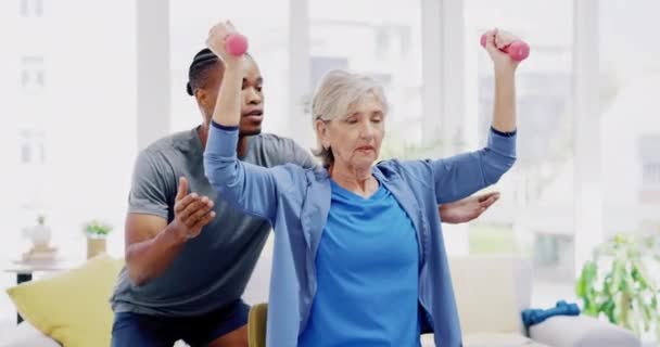 Reabilitação Apoio Mulher Com Fisioterapeuta Para Treinamento Força Musculação Levantamento — Vídeo de Stock