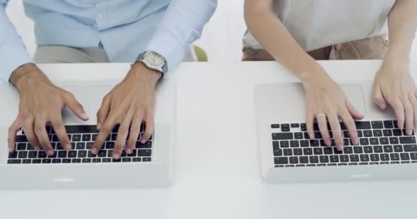 Laptop Problem Hände Und Wütend Auf Verbindung Versagen Oder Männliche — Stockvideo